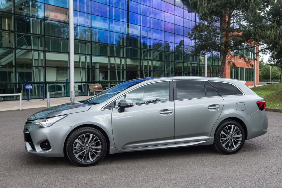  Toyota Avensis Touring Sports 2015 года  (UK) (фото 24 из 24)